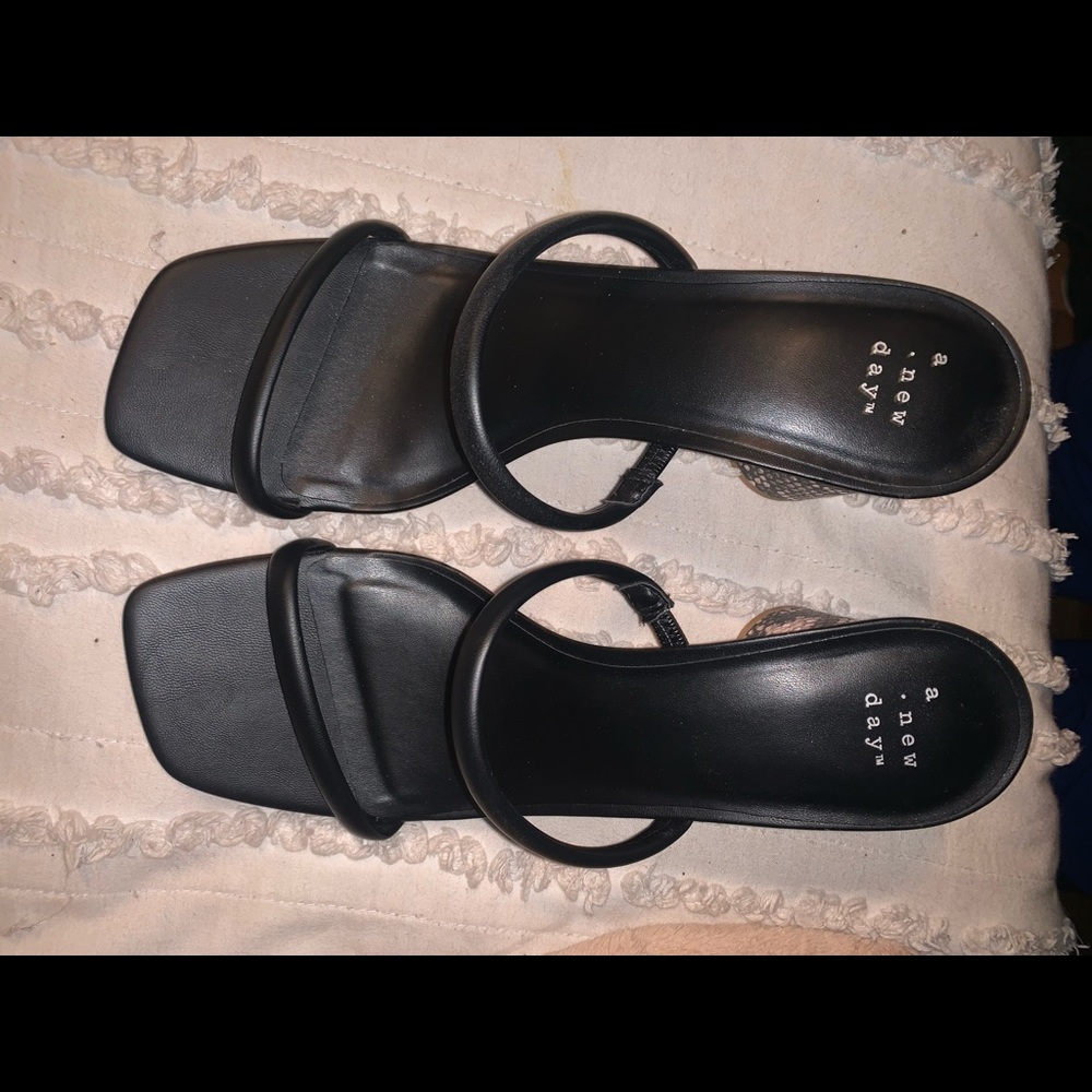 Black heels ( A NEW DAY)